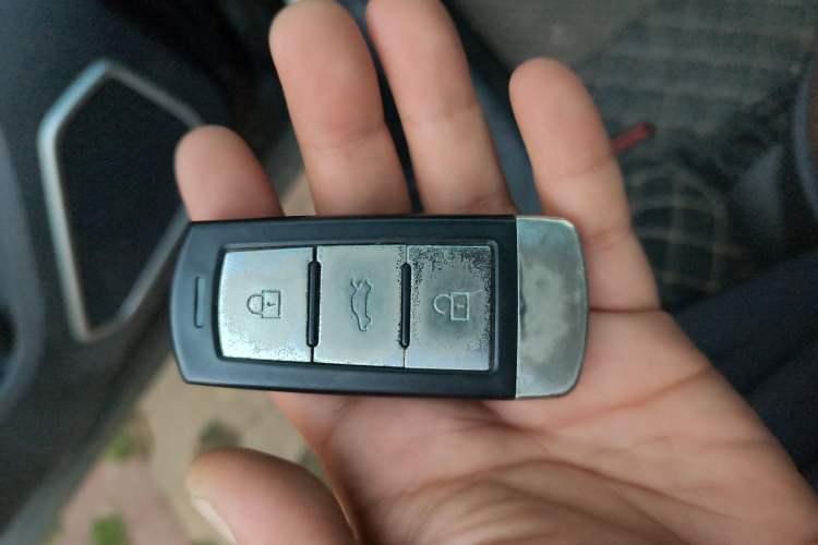 Used Sinotruk VGV U70 2020 1.5T Automatic Smart Luxury Flagship 7-Seater Vehicle Key