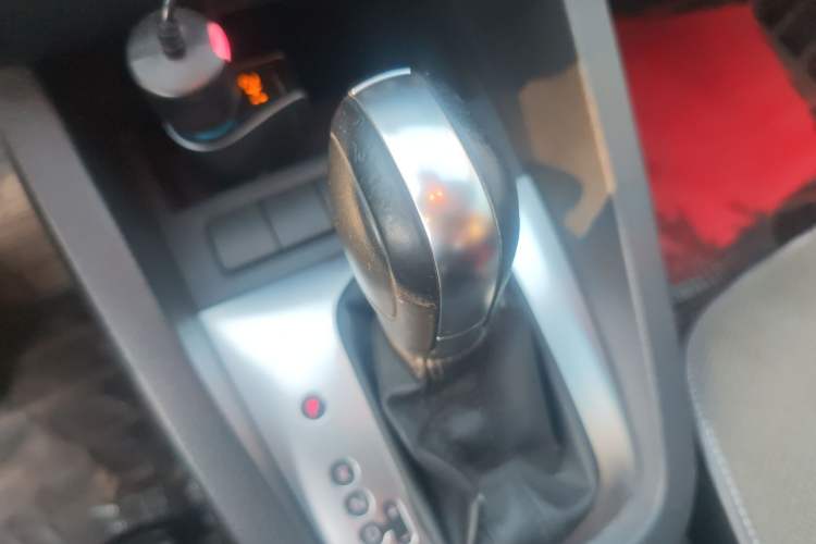 Used Volkswagen Sagitar 2014 1.6L Automatic Comfort Model Gear Lever