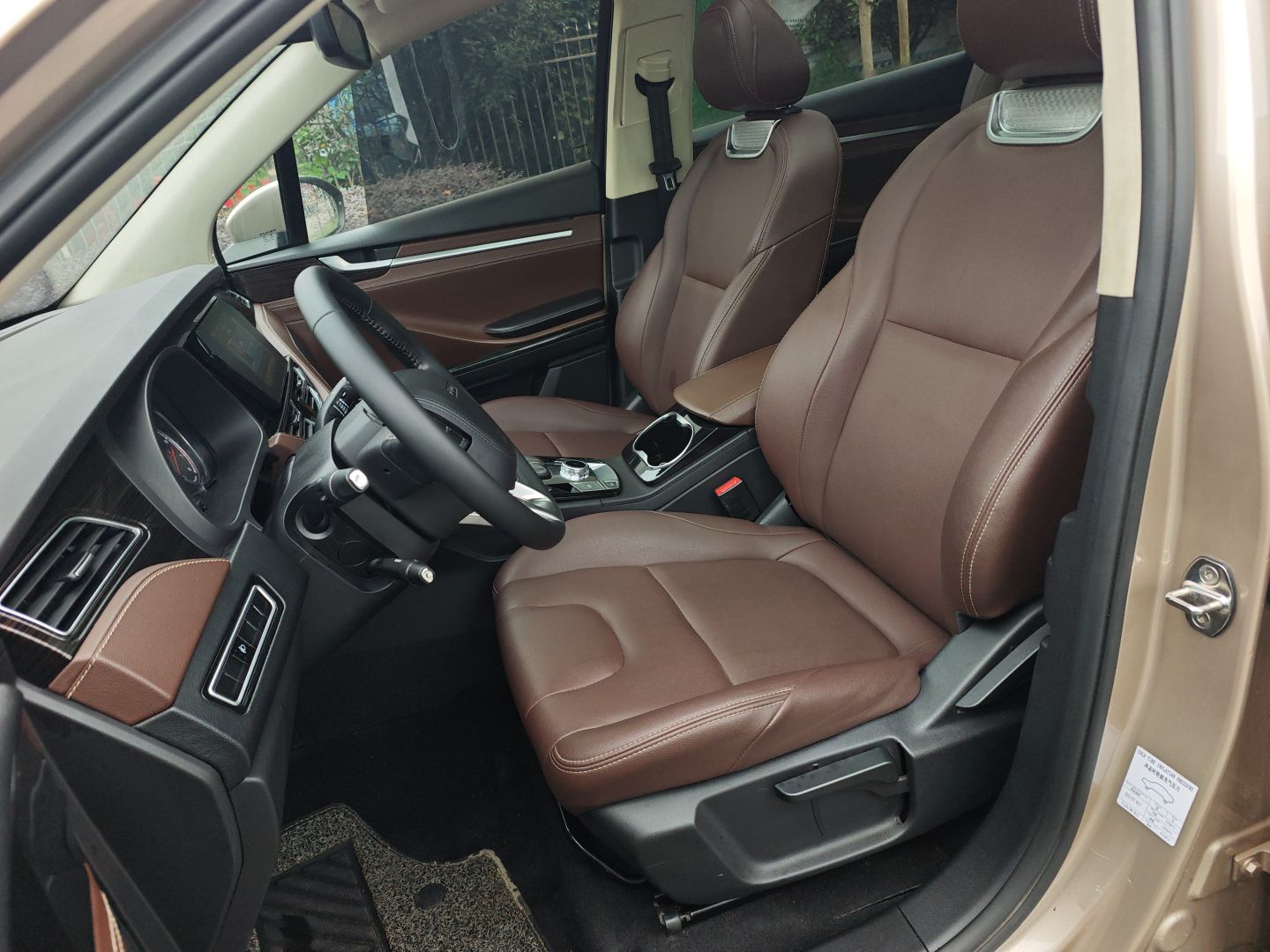 المقاعد الأمامية داخل السيارة