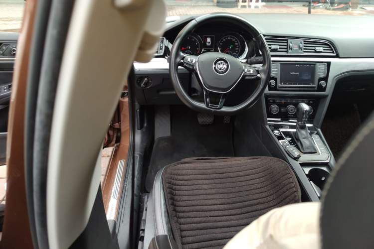 Used Volkswagen Lamando 2015 280TSI DSG Luxury Edition Steering Wheel