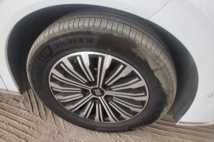Used BYD Xia 2025 DM-i 1.5T 180km Excellence Model Right Front Wheel Hub