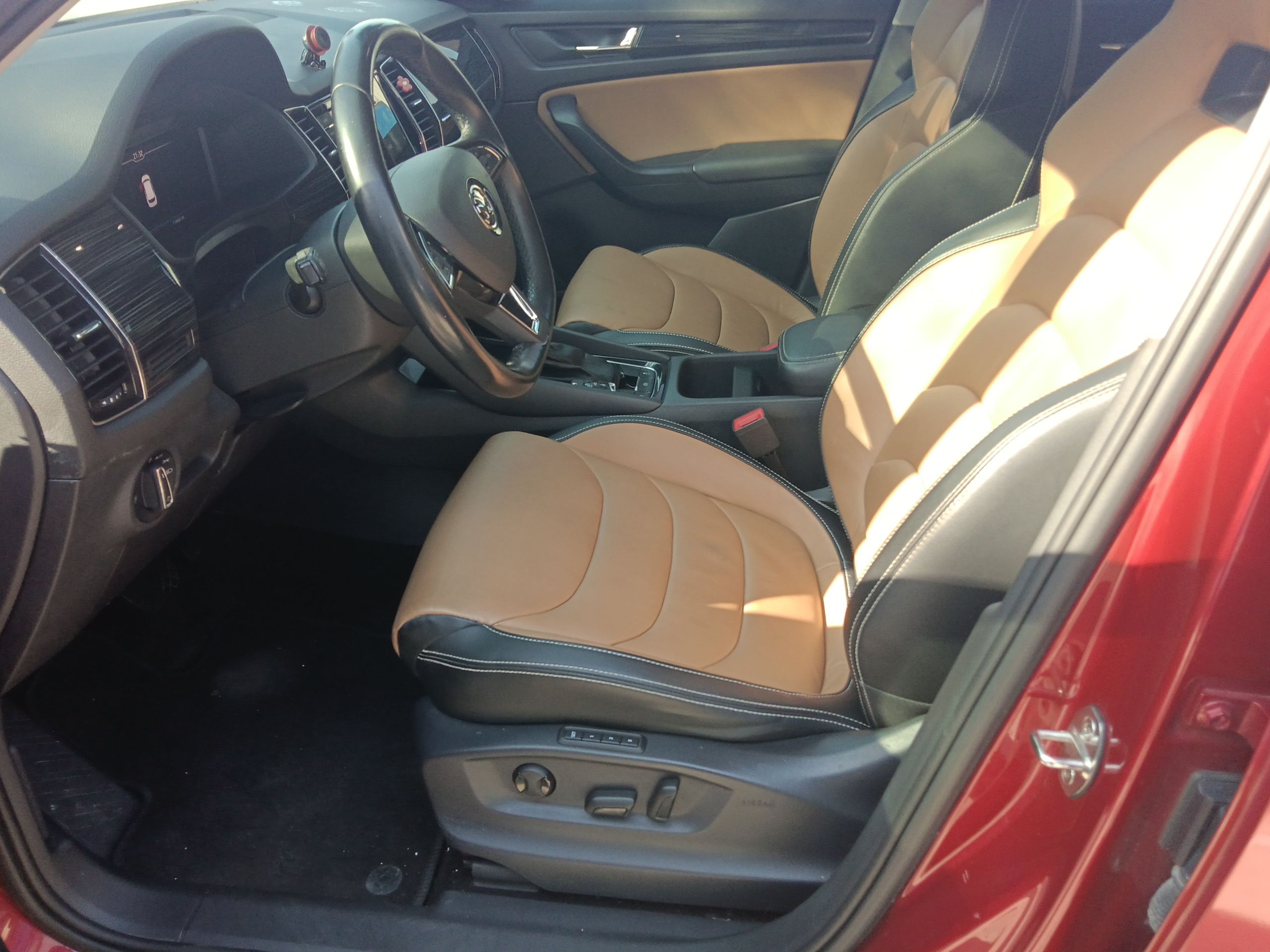 المقاعد الأمامية داخل السيارة