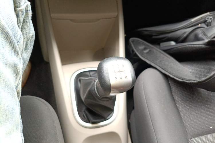 Used Venucia R50 2015 1.6L Manual Fashion Edition Gear Lever