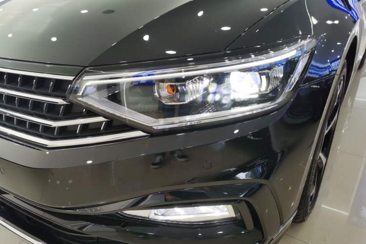 Used Volkswagen Magotan 2023 2 Million Units Limited Edition 330TSI DSG Leading Version
