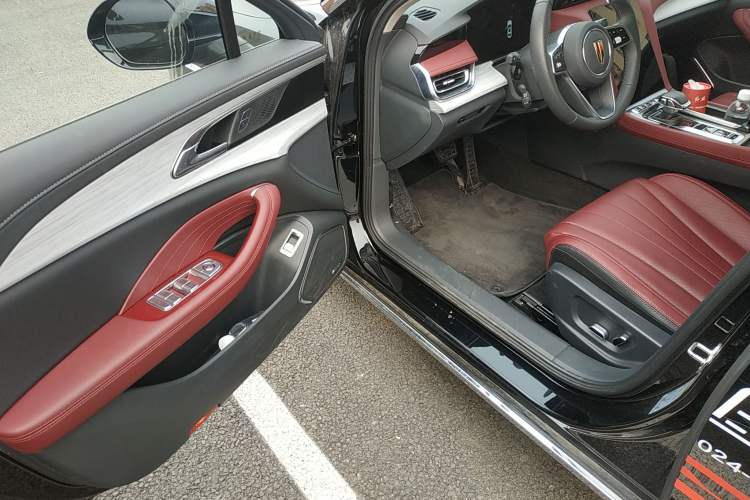 Used Hongqi H5 2025 2.0T Automatic Flag Edition – 500 000 Units Commemorative Version Driver Seat