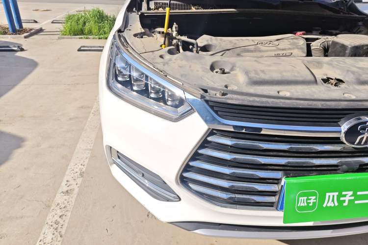 Used BYD Song 2021 Classic Edition 1.5T Manual Luxury Model Right Front Headlight