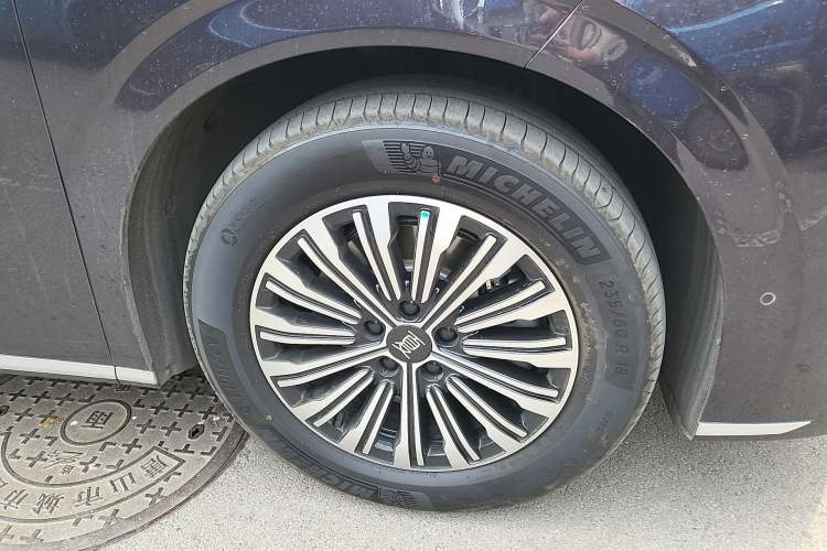 Used BYD Xia 2025 DM-i 1.5T 180km Beyond Edition Right Front Wheel Hub