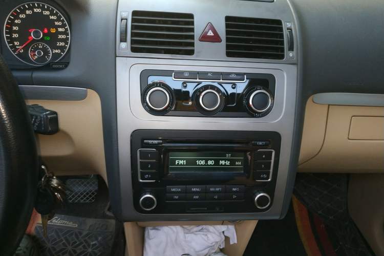 Used Volkswagen Touran 2011 1.4T DSG Zhiya Edition 5 Seats Audio And AC Panel