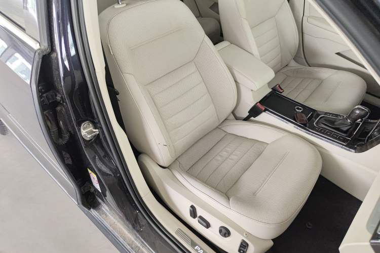 Used Volkswagen Passat 2016 380TSI DSG Ultimate Edition Right Front Seat