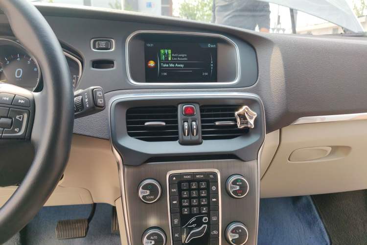 Used Volvo V40 2016 T3 Zhiyi Edition Audio And AC Panel