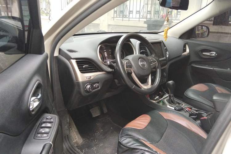 Used Jeep Cherokee 2016 2.0L Superior Edition
