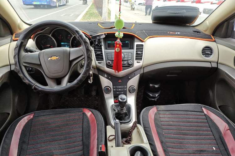 Used Chevrolet Cruze 2015 1.5L Classic SL MT Center Console