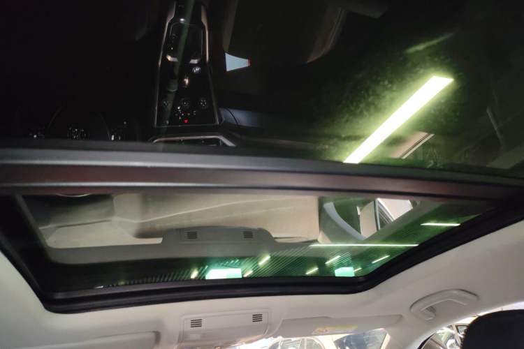 Used Volkswagen T-ROC 2020 280TSI DSG Two-Wheel-Drive Elite Version Headliner