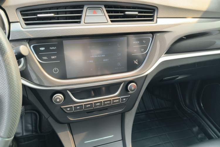 Used Geely Auto Emgrand 2017 Sedan Million Edition 1.5L Manual - Upward Version Audio And AC Panel