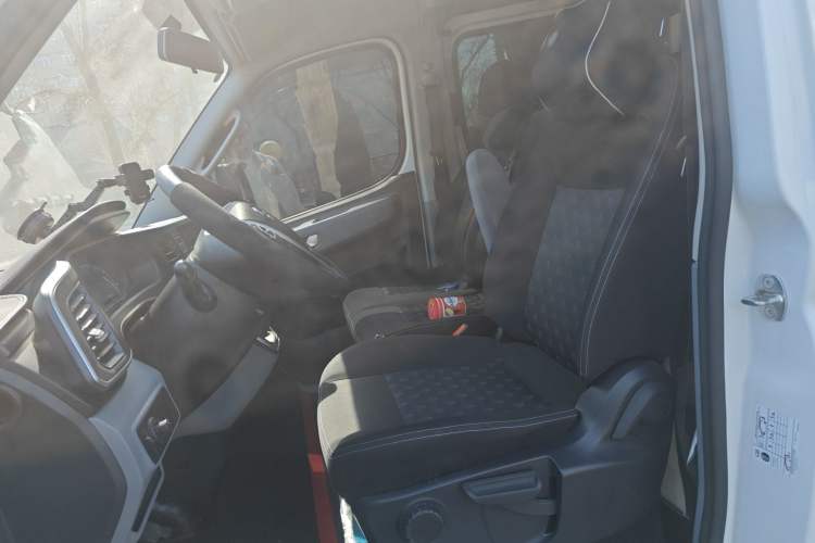 Used SAIC MAXUS Xintu V80 2024 Facelift Aoyuntong 6MT Short Wheelbase Mid-Height Version 147 Ps 5/6 Seats