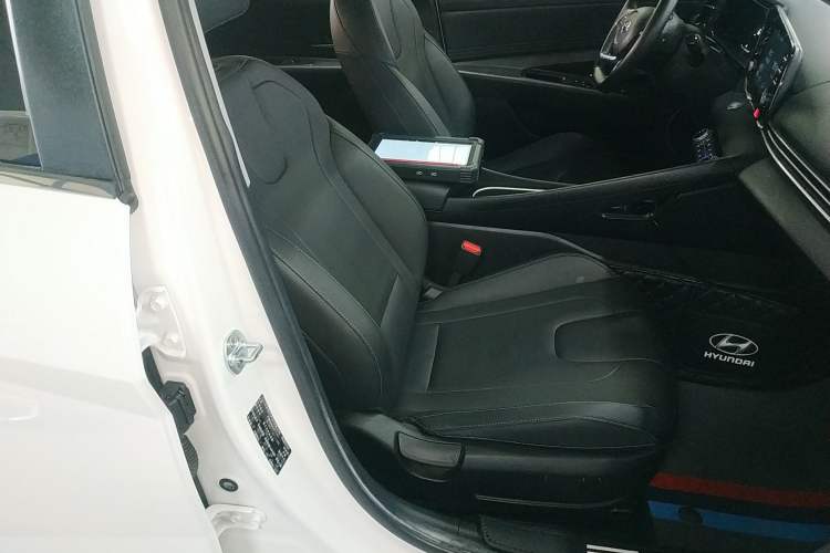 Used Hyundai Elantra 2021 1.5L CVT GLX Elite Edition Right Front Seat