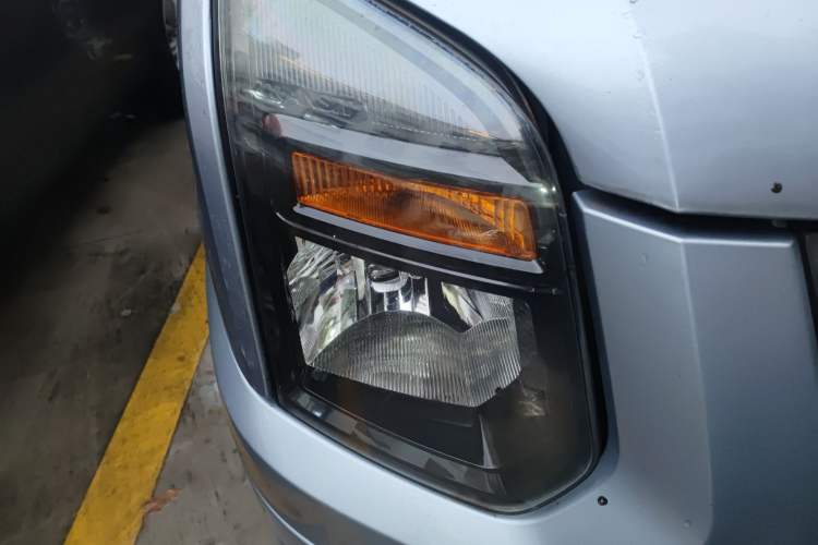 Used Ford Transit Custom 2013 2.4T Diesel Luxury Version Short Wheelbase Mid-Height China III Standard
