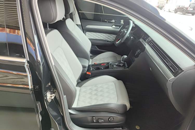 Used Volkswagen Magotan 2023 2 Million Units Limited Edition 330TSI DSG Leading Version Right Front Seat