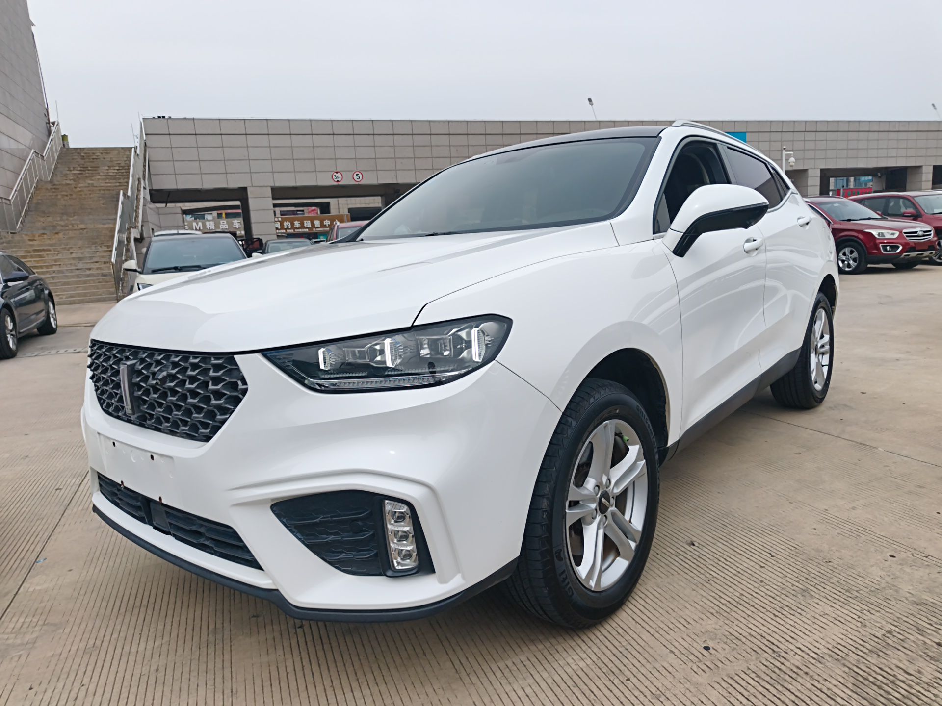 Под передней частью автомобиля