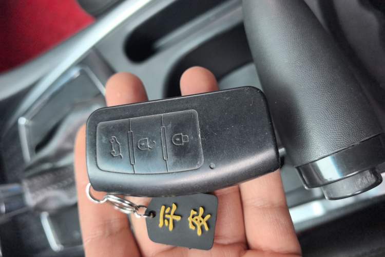 Used JMC Yusheng S350 2014 2.4T Automatic 2WD Diesel Luxury Version with Sunroof 5 Seats