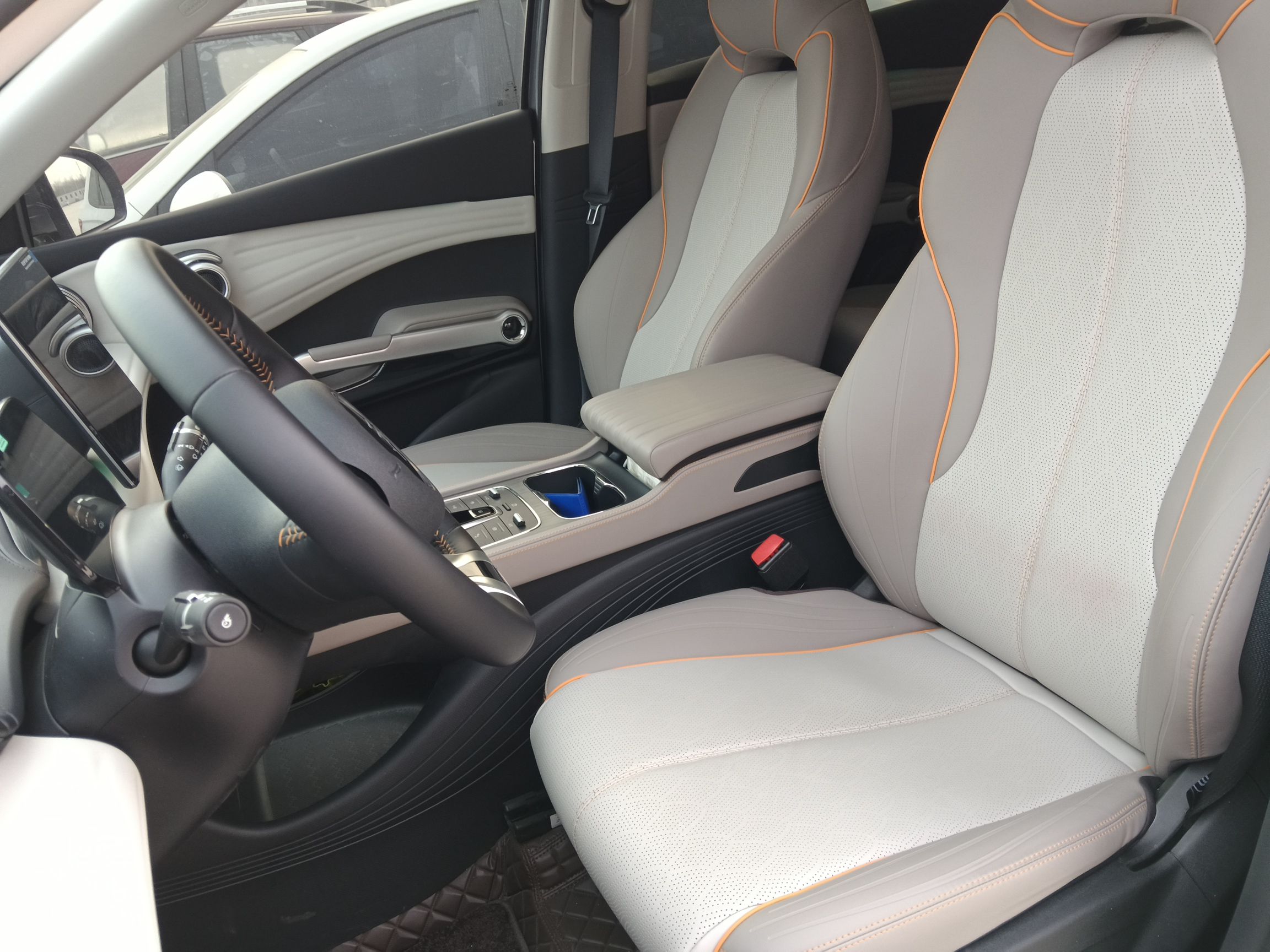 Переднее сиденье в автомобиле