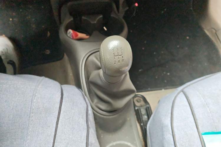 Used Nissan Sunny 2015 1.5XE Manual Comfort Edition Gear Lever
