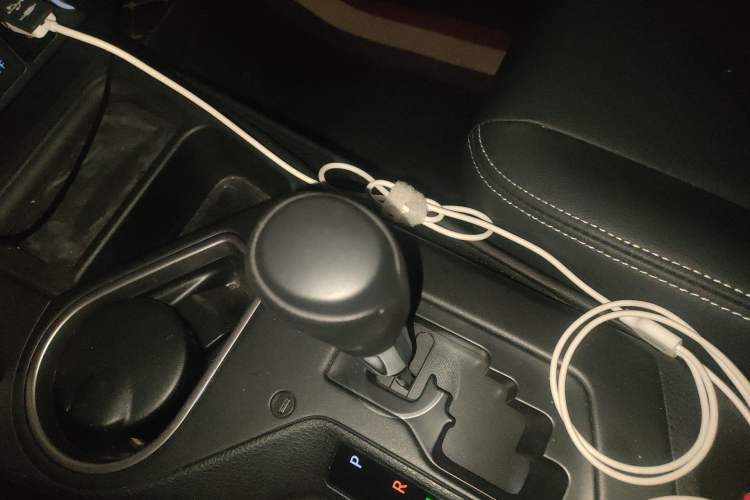 Used Toyota RAV4 2019 2.0L CVT Two-Wheel Drive Luxury Version China VI Standard
