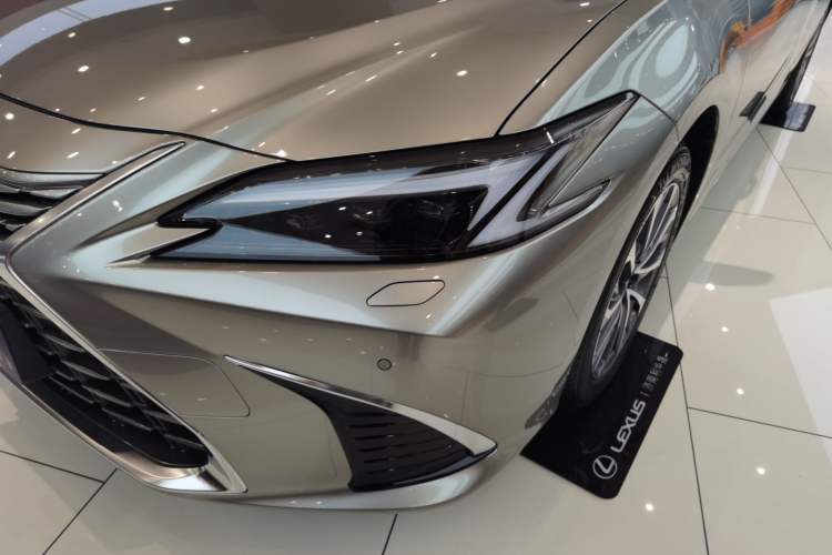 Used Lexus ES 2025 300h Deluxe Edition