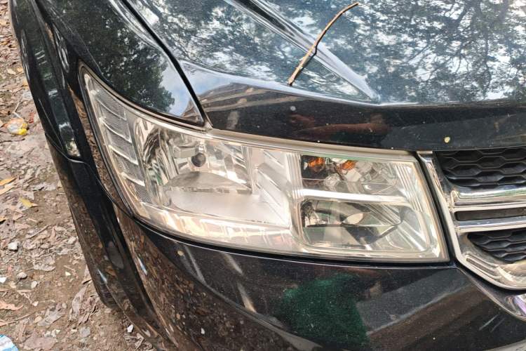 Used Dodge Journey 2013 2.4L Two-Wheel Drive Luxury Version Right Front Headlight