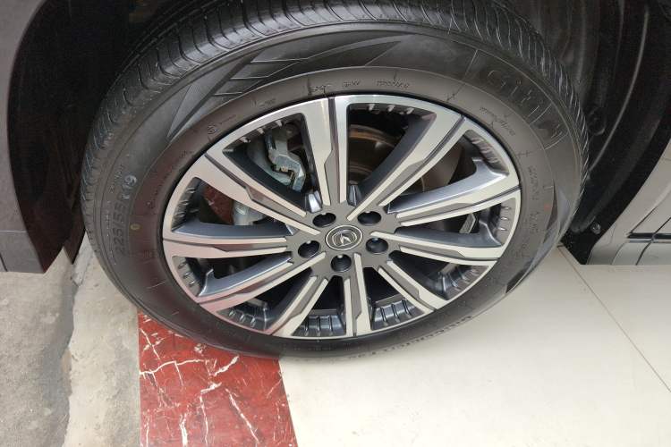 Used CHANGAN CS75 PLUS 2023 3rd Generation 1.5T Automatic Prestige Model Left Front Wheel Hub