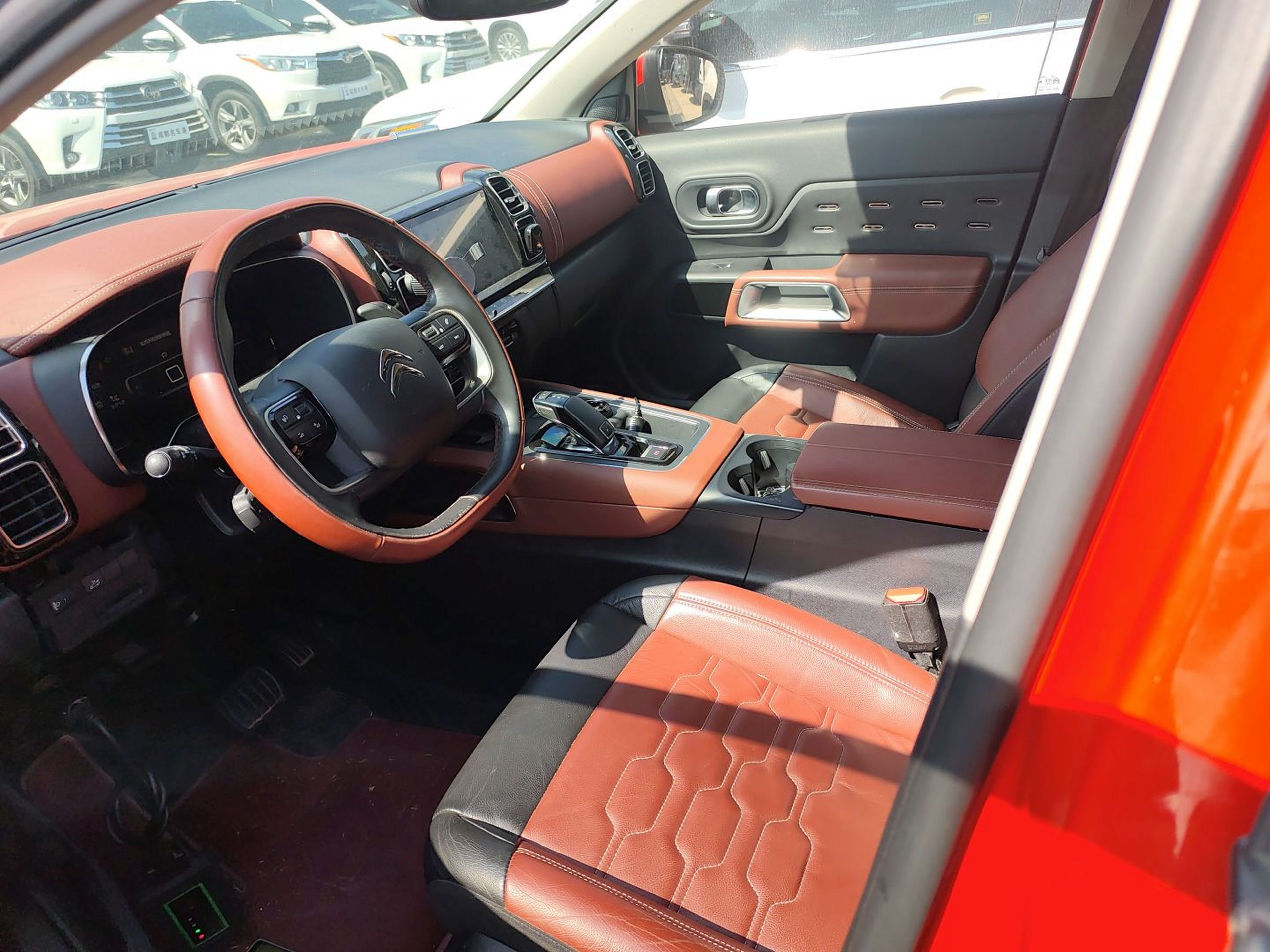 المقاعد الأمامية داخل السيارة