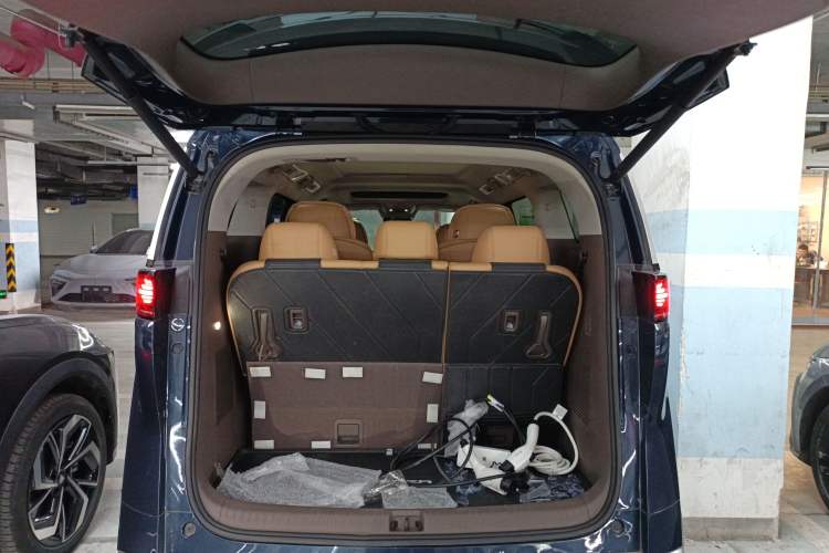 Used Denza D9 2022 EV 600 Four-Wheel Drive Prestige Model
