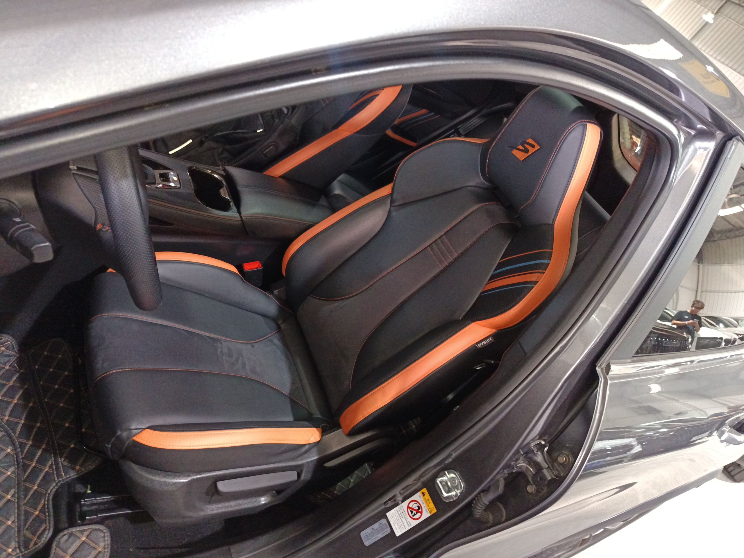 Переднее сиденье в автомобиле