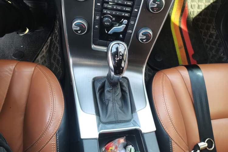 Used Volvo V60 2014 T5 Zhiya Edition
