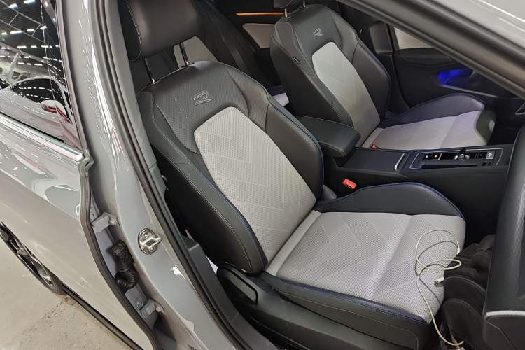 Used Volkswagen Golf 2025 Facelift 300TSI R-Line
