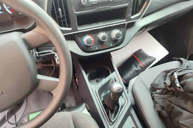 Used CHANGAN KAICHENG Ruixing M60 2023 1.5L GDI Comfort-Class Passenger Vehicle 6/7 Seats Gear Lever