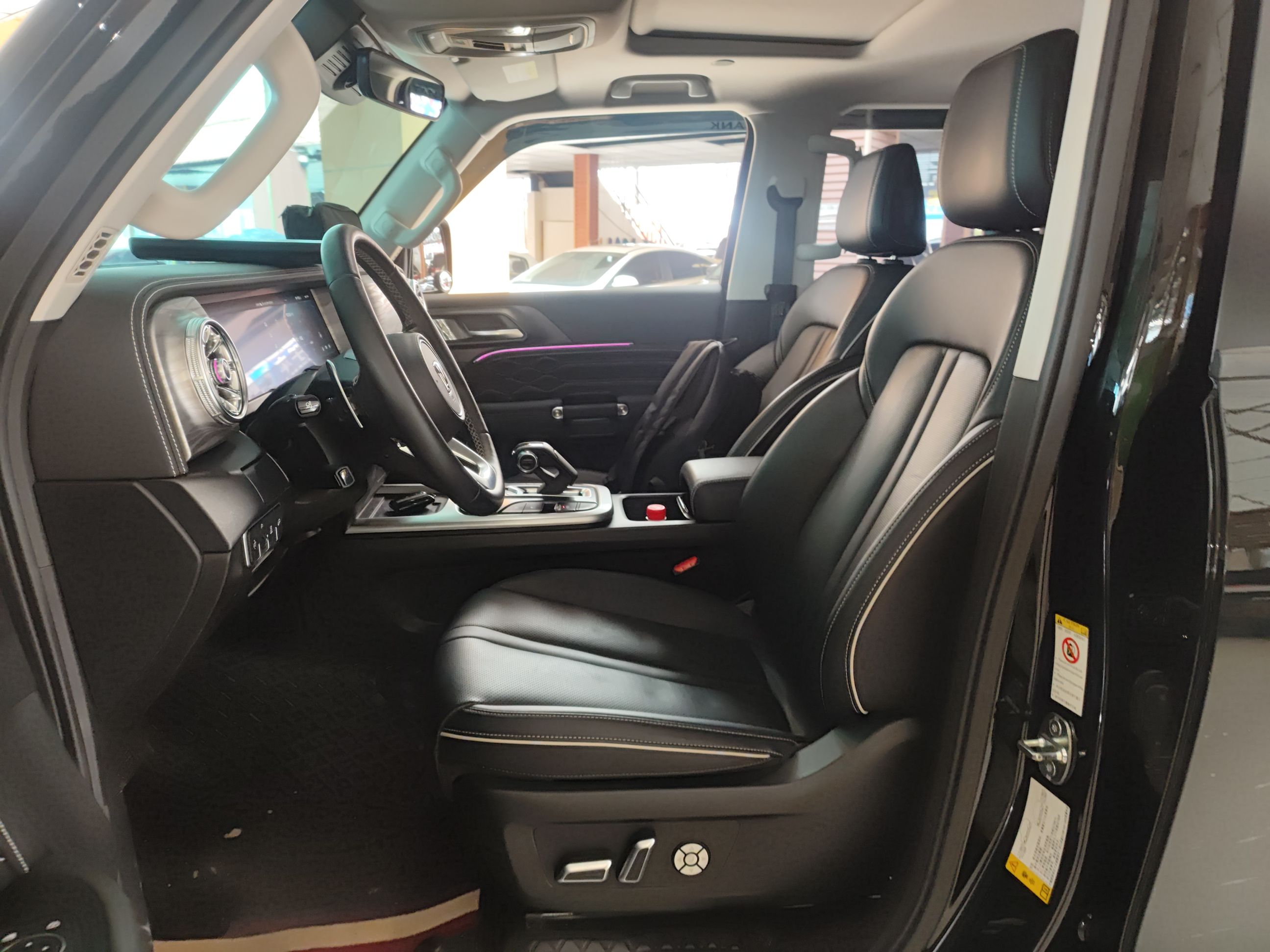 المقاعد الأمامية داخل السيارة