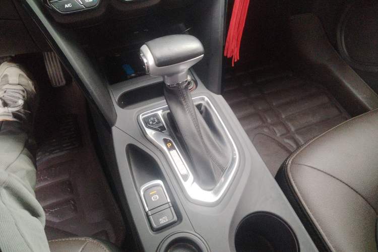 Used GAC Trumpchi GS4 2017 235T Automatic Two-Wheel Drive Luxury Smart Connectivity Version Gear Lever