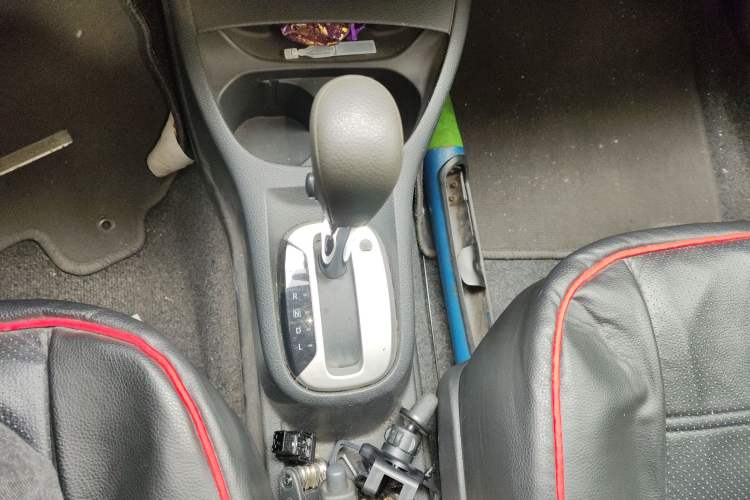 Used Nissan Livina 2013 1.6XE CVT Comfort Edition Gear Lever