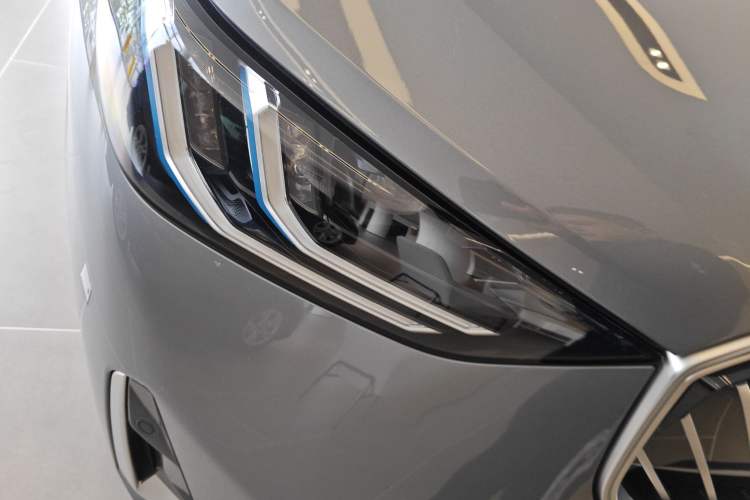 Used BMW X3 2025 xDrive30L Luxury Edition M Sport Package Right Front Headlight