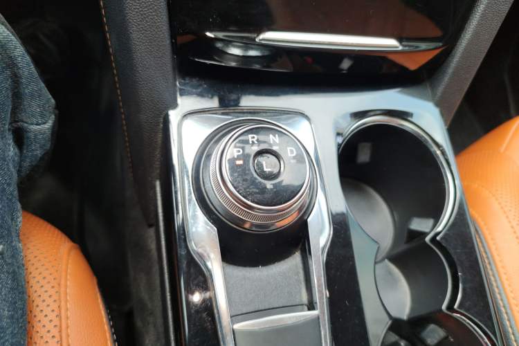 Used Ford Escape 2020 EcoBoost 245 Four-Wheel Drive Luxury Edition Gear Lever