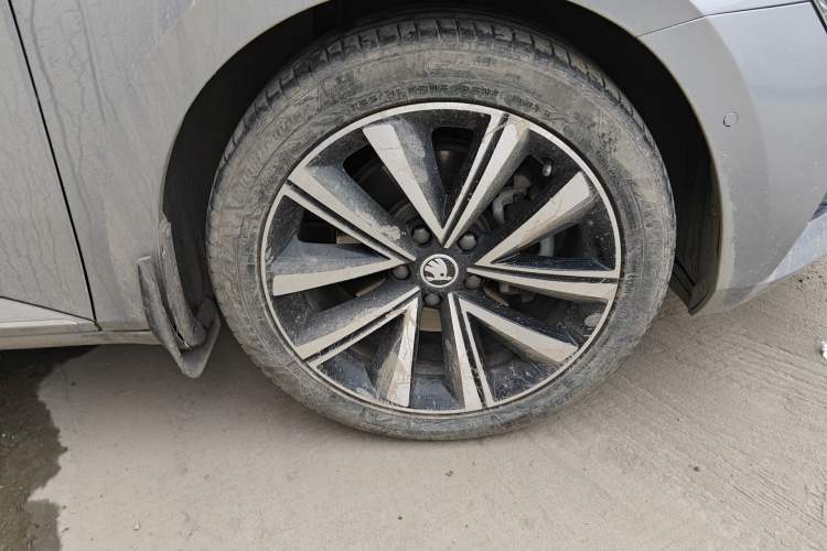 Used Skoda Superb 2022 TSI330 DSG Luxury Edition Right Front Wheel Hub