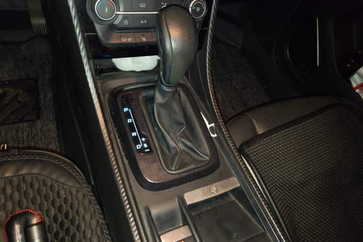 Used JMC Yusheng S330 2016 1.5L GTDi Automatic Two-Wheel Drive Prestige Edition Gear Lever