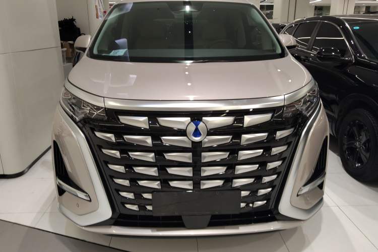 Used Denza D9 2024 DM-i 1050 Luxury Model
