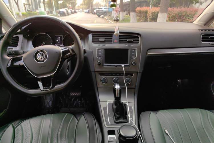 Used Volkswagen Golf 2016 230TSI Automatic Comfort Version Center Console