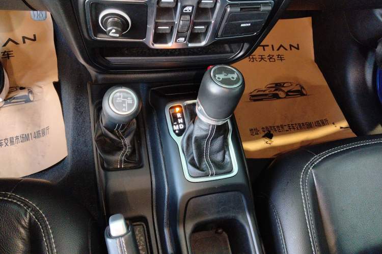 Used Jeep Wrangler 2019 2.0T Sahara Four-Door Brilliant Top Version China VI Emission Standard