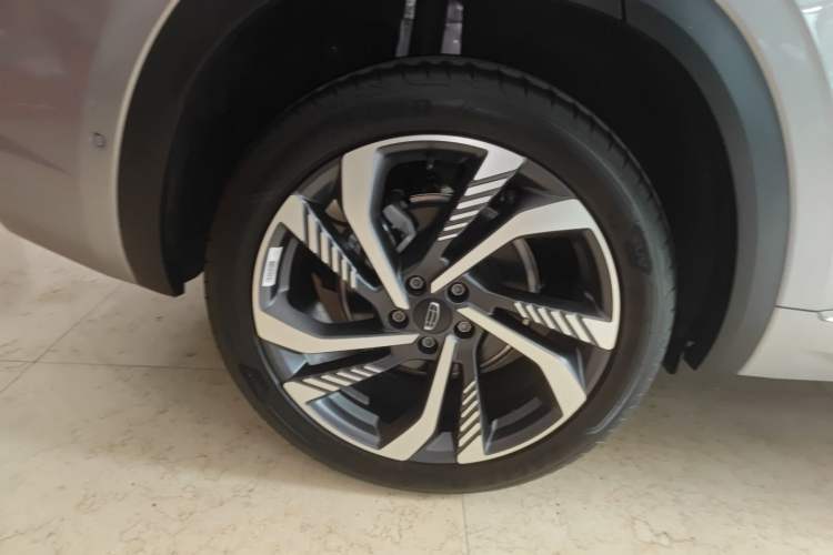 Used Geely Auto Monjaro L 2021 2.0TD High-Power Automatic All-Wheel-Drive Flagship Version Right Rear Wheel Hub