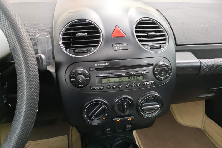 Used Volkswagen Beetle 2008 2.0 AT Standard Edition Audio And AC Panel