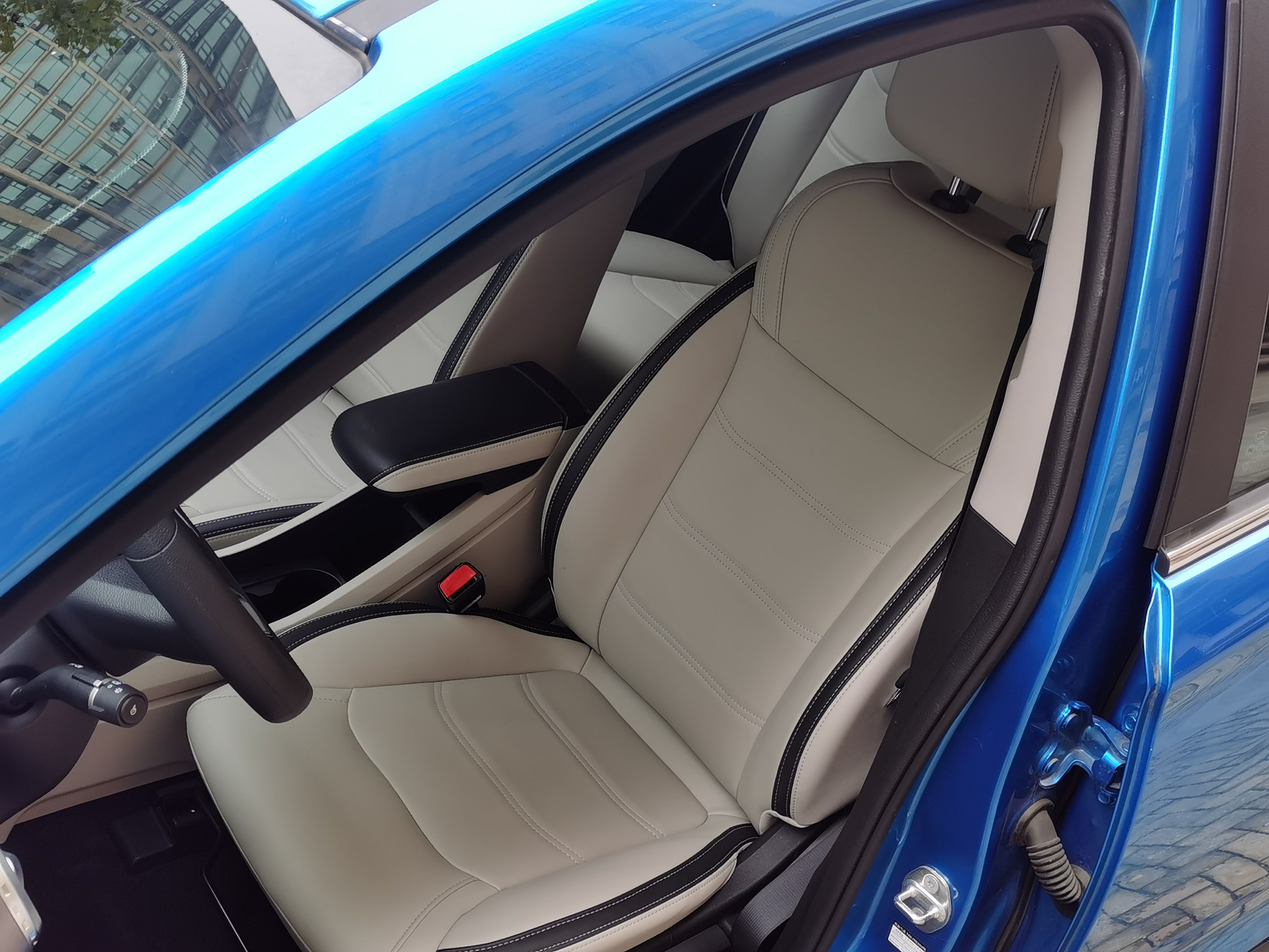 Переднее сиденье в автомобиле