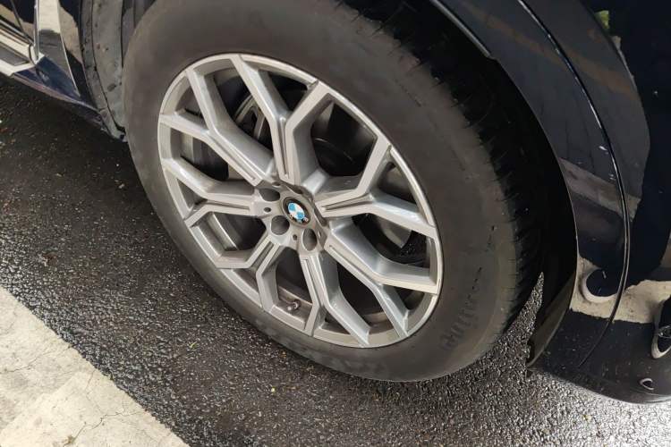 Used BMW X7 2021 xDrive40i Luxury Package with Leading Features Right Front Wheel Hub